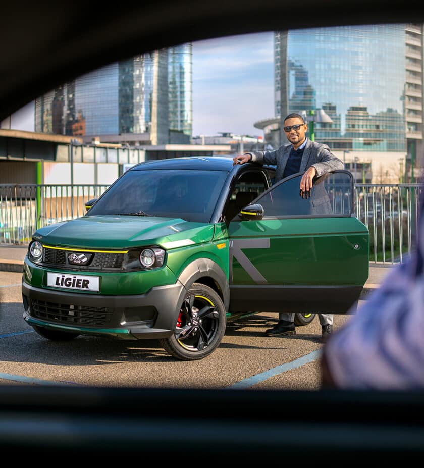 Mann mit Elektroauto Ligier Myli