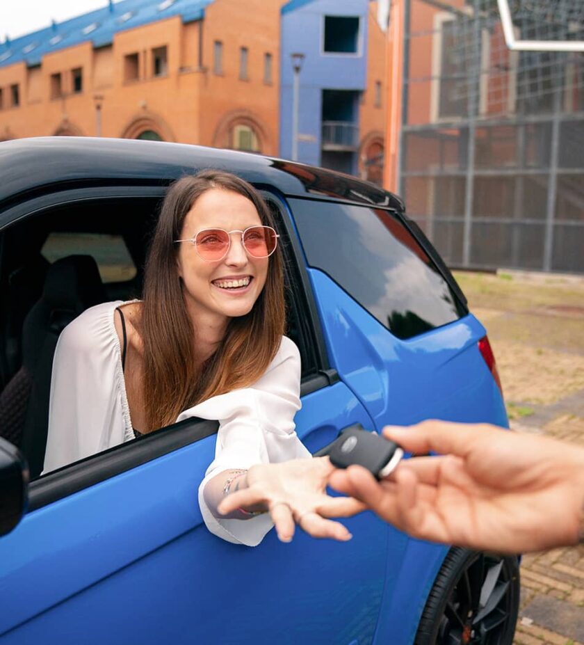 Frau am Fenster des Microcar DUÉ